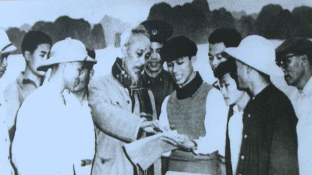 Bác Hồ thăm đảo Tuần Châu ngày 23-11-1963.