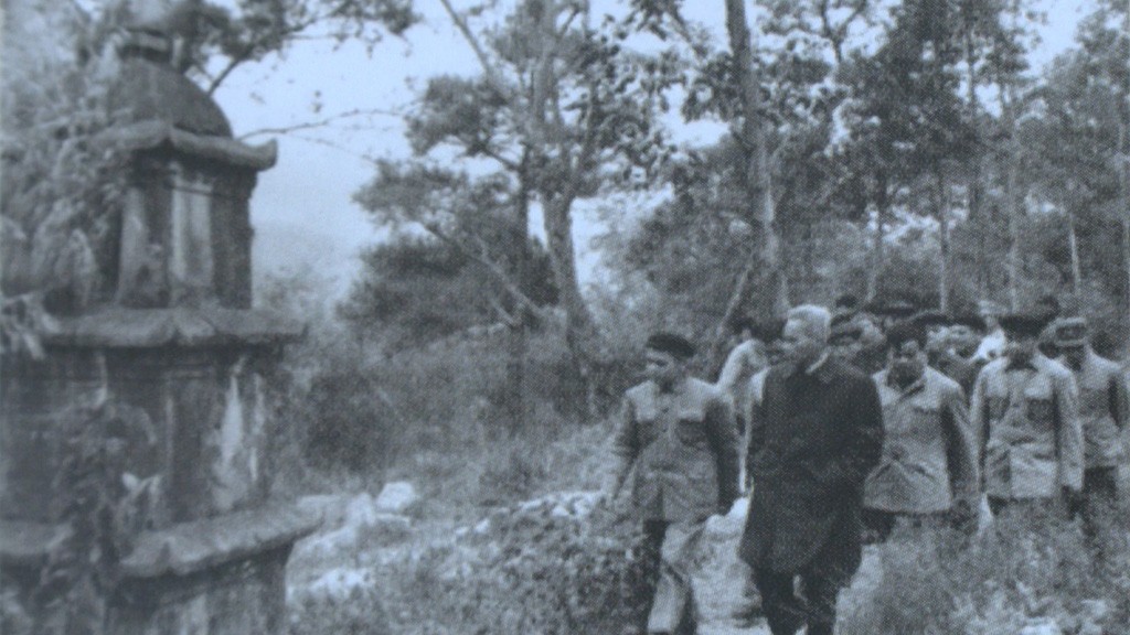 Thủ tướng Phạm Văn Đồng thăm Khu di tích lịch sử Côn Sơn tháng 2/1976.